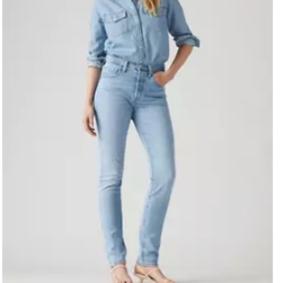 Levi’s 501 Button Fly 28/28 Iconic Denim Light Wash Jeans - Picture 1 of 16